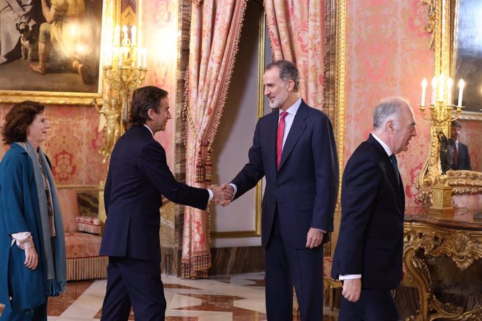 El Rey de España Felipe VI (d) saluda a uno de los miembros del patronato de la Fundación Princesa de Girona, a su llegada a la reunión del Patronato de la Fundación Princesa de Girona, en el Palacio Real