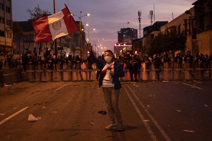 Una mujer se manifiesta en Lima con la, bandera de Perú