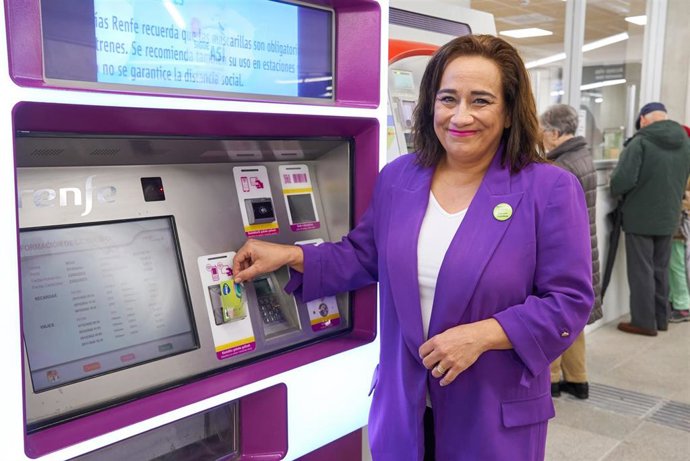 Rafaela Romero junto a una máquina de Renfe.