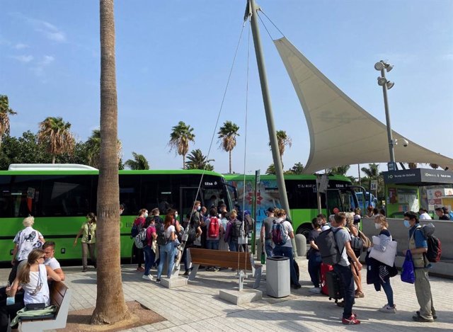Pasajeros de Titsa en el aeropuerto Tenerife Sur