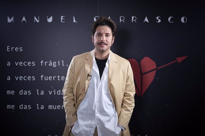 El cantante Manuel Carrasco posa durante una entrevista para Europa Press en el Hotel ME Madrid Reina Victoria, a 24 de noviembre de 2022, en Madrid (España).