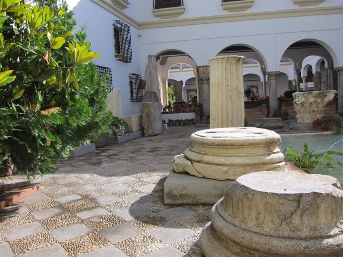 Patio de entrada al Palacio de Jerónimo Páez, sede del Museo Arqueologico de Córdoba.