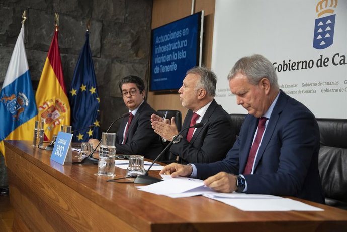 El presidente del Cabildo de Tenerife, Pedro Martín, el presidente de Canarias, Ángel Víctor Torres y el consejero de Obras Públicas, Sebastián Franquis, en la presentación de un balance de actuación en carreteras en Tenerife