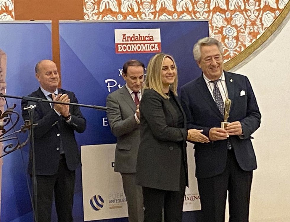 Imagen de la recogida del premio.