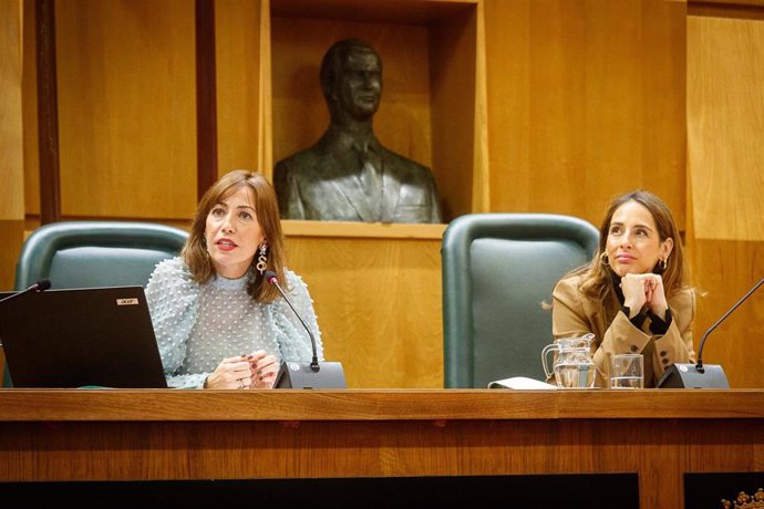 La consejera municipal de Servicios Públicos y Movilidad del Ayuntamiento de Zaragoza, Natalia Chueca,  a la izquierda explica el presupuesto de su área
