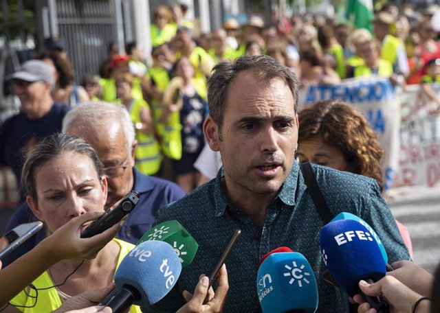 Archivo - El coordinador general de IU Andalucía, Toni Valero, atiende a los medios de comunicación. Archivo