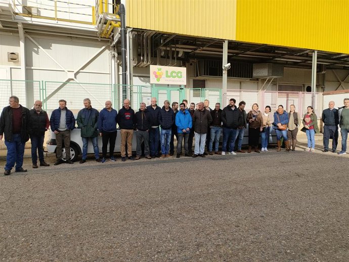 Ex-trabajadores de LCG Fruits concentrados ante las instalaciones de la empresa.