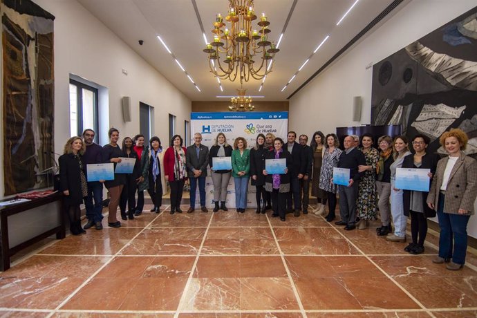 La presidenta de la Diputación, María Eugenia Limón, y el vicepresidente, Juan Antonio García, han participado este lunes en el acto de entrega de los premios que reconocen los proyectos sociales creados por el tejido asociativo de la provincia.