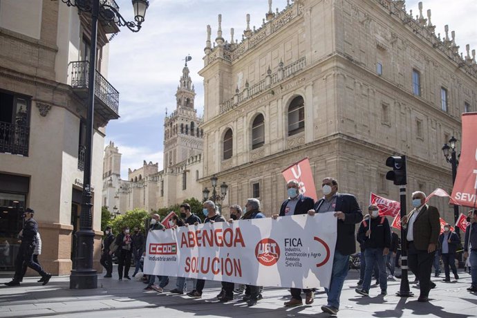 Archivo - Manifestación de los trabajadores de Abengoa por las calles de Sevilla, en una foto de archivo.
