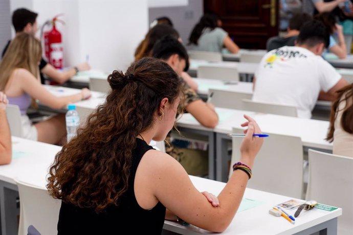 Archivo - Varios alumnos antes de comenzar uno de los exámenes de las pruebas de acceso a la Universidad en Sevilla, donde un total de 48.112 estudiantes andaluces procedentes de Bachillerato y Formación Profesional de Grado Superior se examinarán estos