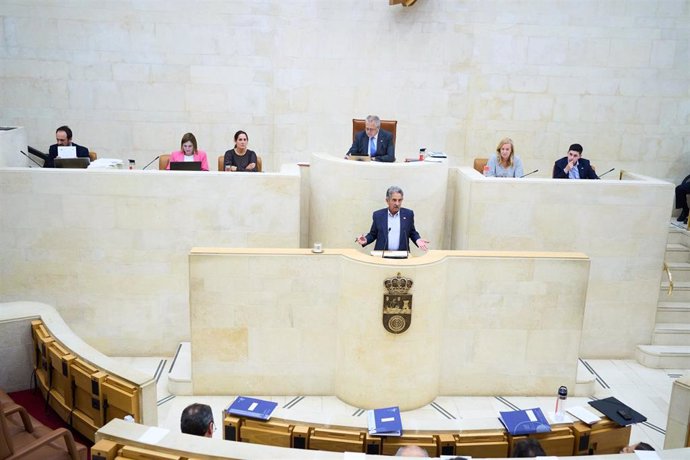 Archivo - El presidente de Cantabria, Miguel Ángel Revilla, interviene en una sesión plenaria en el Parlamento de Cantabria