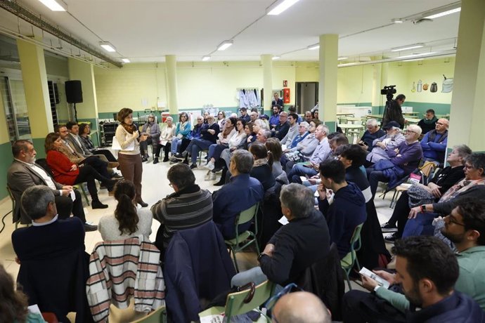 Explicación en asamblea ciudadana de las medidas de escudo social.