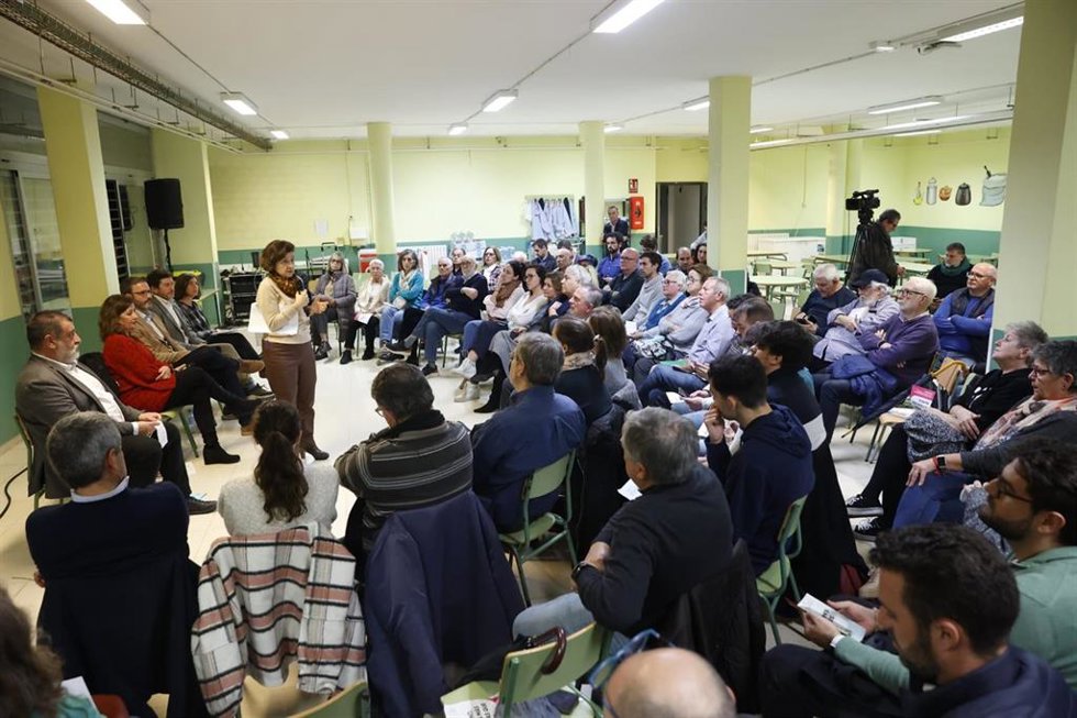 Explicación en asamblea ciudadana de las medidas de escudo social.
