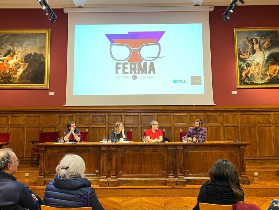 La diputada de la CUP Eullia Reguant junto al exdiputado Antonio Baños en el acto 'La protección judicial de la extrema derecha'.