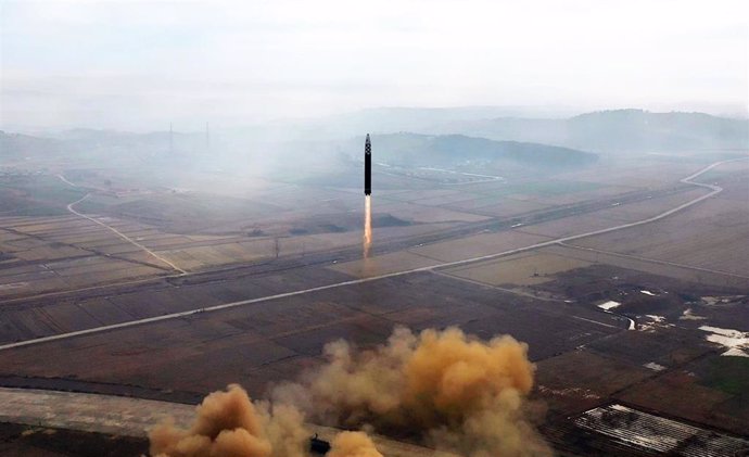 Lanzamiento de un misil balístico intercontinental desde Pyongyang, Corea del Norte, al mar de Japón
