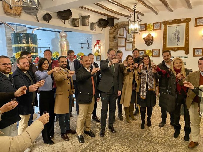 Molina (centro), brinda en el Museo del Anis de Rute con miembros del Comité Ejecutivo Provincial de su partido.