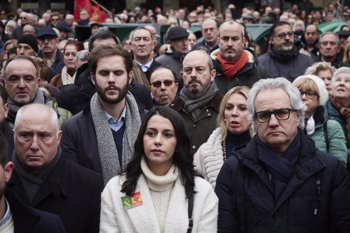 La líder de Ciudadanos, Inés Arrimadas, y el coordinador de Ciudadanos en Navarra, Carlos Pérez-Nievas, este domingo en la manifestación de apoyo a la Guardia Civil en Pamplona.