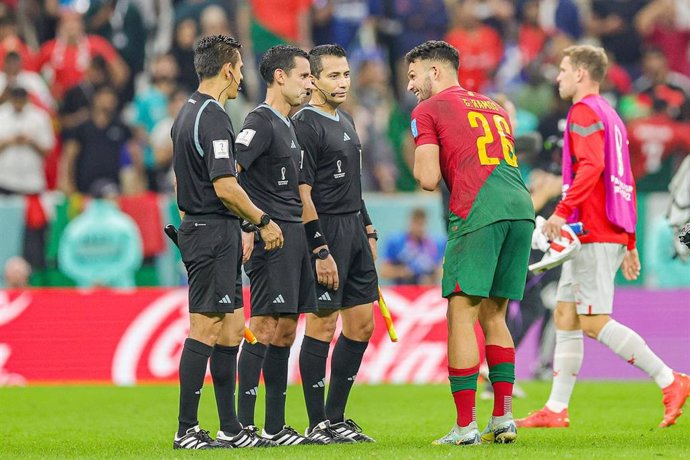Gonalo Ramos le pide el balón al colegiado mexicano César Ramos tras el Portugal-Suiza de octavos del Mundial de Catar