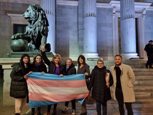 La presidenta de la Federación Plataforma Trans, Mar Cambrollé, celebra con diputados de PSOE, UP. Junts y ERC la aprobación de la Ley Trans en la Comisión de Igualdad