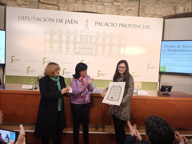 Carmen Padilla recoge el Premio de Investigación Agraria del IEG por un trabajo sobre la aceituna