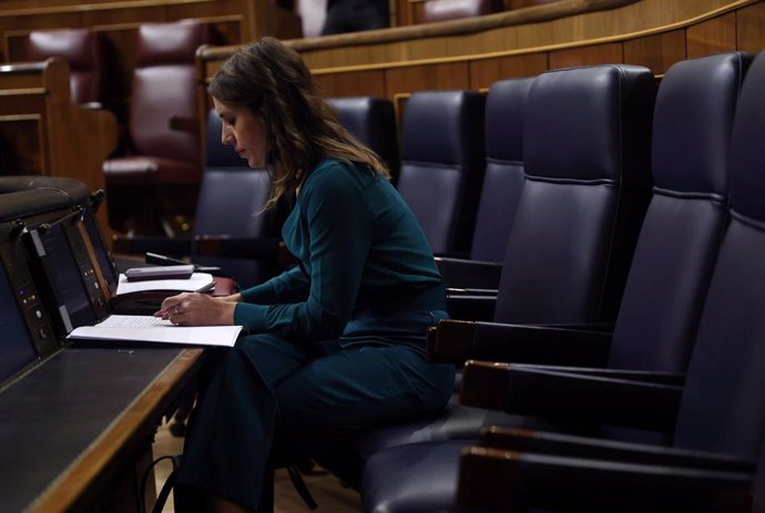 Archivo - La ministra de Igualdad, Irene Montero, al inicio de una sesión plenaria, en el Congreso de los Diputados, a 6 de octubre de 2022, en Madrid (España). 