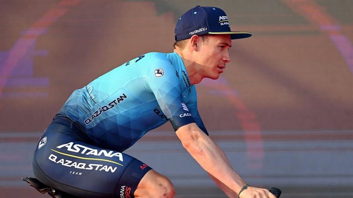 Archivo - Miguel Ángel López durante una carrera con el Astana Qazaqstan