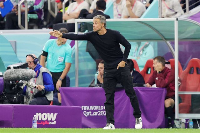 Luis Enrique da instrucciones durante un partido de la selección española en el Mundial de Catar