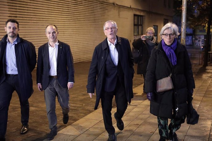 Xavier Trias llega a la cena de Junts Barcelona junto con su mujer, Puri Arraut; el secretario general de Junts, Jordi Turull, y el concejal de Junts en el Ayuntamiento de Barcelona Joan Rodríguez