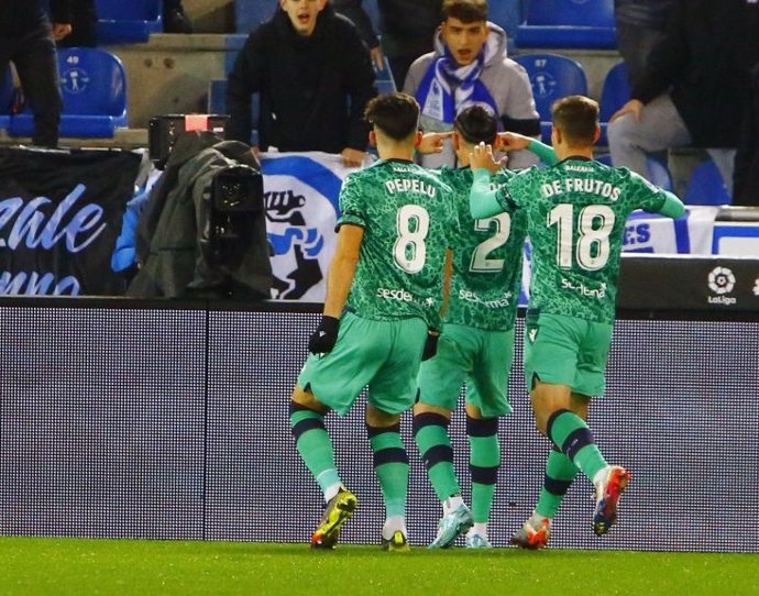 Los jugadore del Levante UD celebran el gol de Son en el partido ante el Deportivo Alavés de LaLiga SmartBank 2022-2023