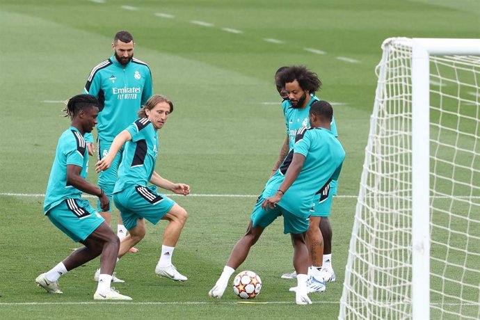 Archivo - Luka Modric y Eduardo Camavinga durante un entrenamiento con el Real Madrid en la pasada temporada 2021-2022