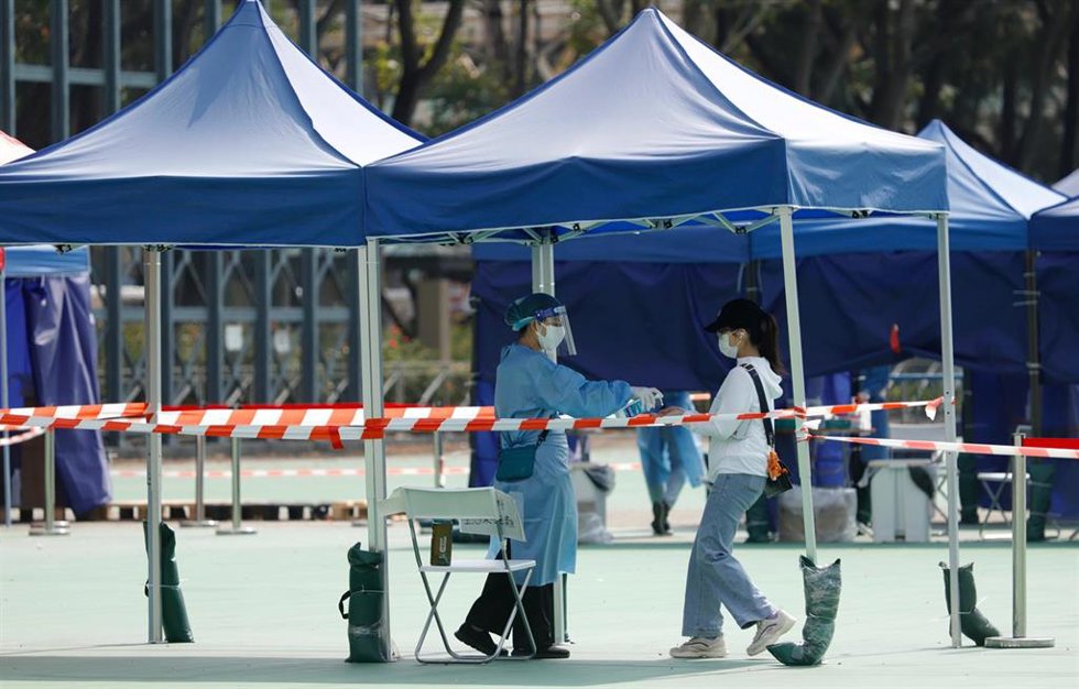 Archivo - Sanitarios en un puesto temporal de pruebas COVID-19 en Hong kong