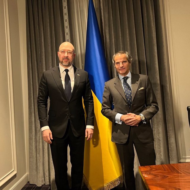 El primer ministro de Ucrania,  Denis Shmigal, y el director general de la OEIA, Rafael Grossi
