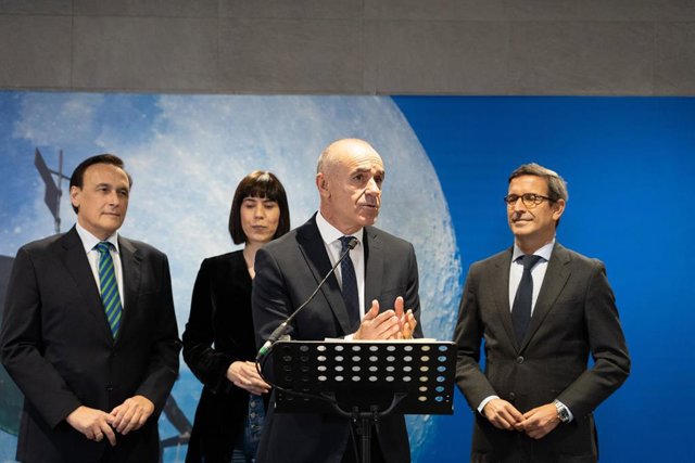 El alcalde de Sevilla Antonio Muñoz  atiende a los medios en la visita a las instalaciones de la Agencia Espacial Española, a 7 de noviembre de 2022 en Sevilla, (Andalucía, España).