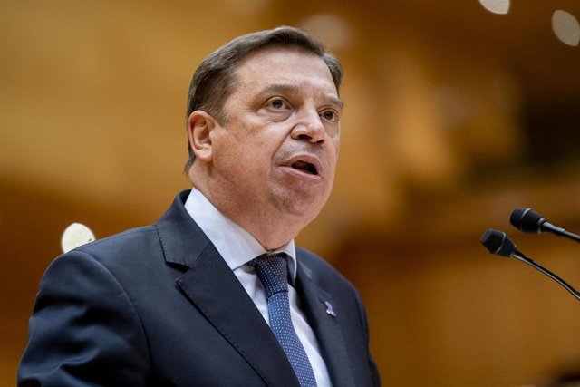 Archivo - El ministro de Agricultura, Pesca y Alimentación, Luis Planas, realiza una interpelación en una sesión de control al Gobierno en el Senado, a 8 de marzo de 2022, en Madrid (España). 