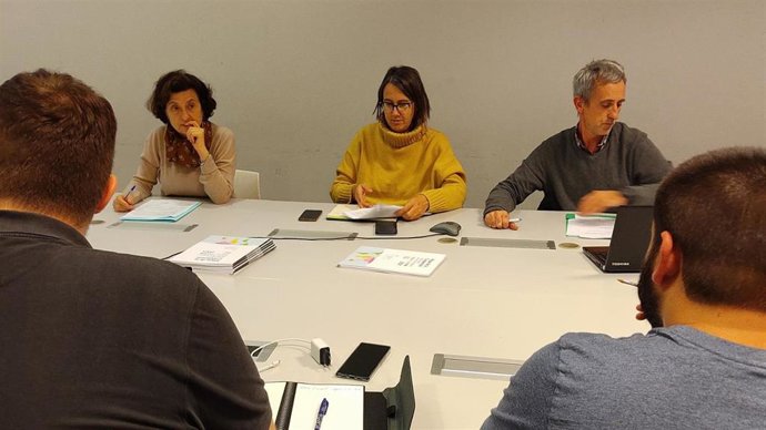 La consellera de Asuntos Sociales, Fina Santiago, en una reunión sobre cooperación