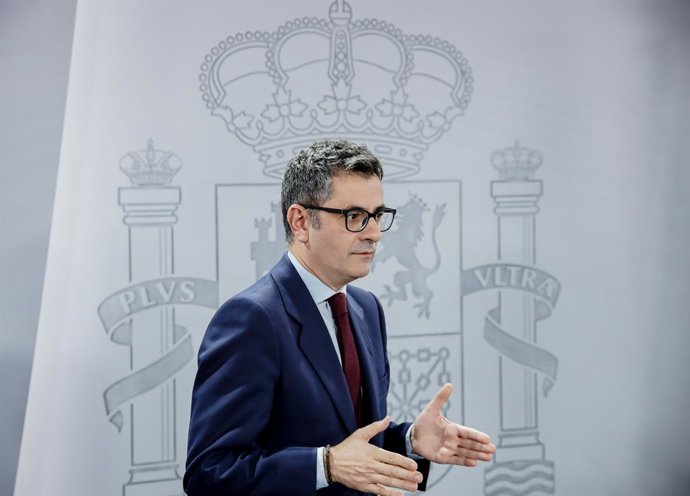 El ministro de la Presidencia, Relaciones con las Cortes y Memoria Democrática, Félix Bolaños, a su salida de una rueda de prensa posterior al Consejo de Ministros, en el Palacio de La Moncloa, a 29 de noviembre de 2022, en Madrid (España). La ministra 