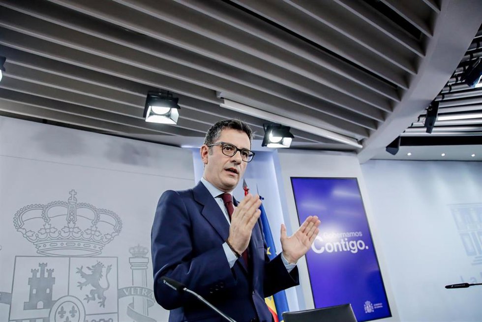 El ministro de la Presidencia, Relaciones con las Cortes y Memoria Democrática, Félix Bolaños, a su salida de una rueda de prensa posterior al Consejo de Ministros, en el Palacio de La Moncloa, a 29 de noviembre de 2022, en Madrid (España).