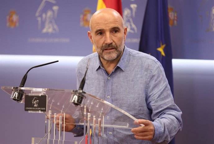 Archivo - El diputado del BNG en el Congreso, Néstor Rego, ofrece una rueda de prensa en el Congreso de los Diputados.