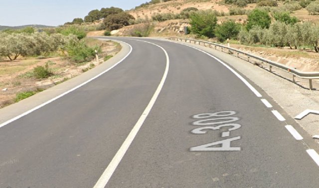Carretera A-308, a su paso por Iznalloz