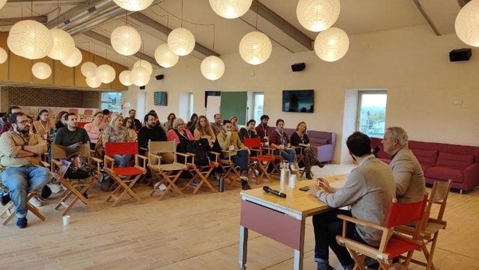 El conseller insular de Promoción Económica y Desarrollo Local, Jaume Alzamora, junto al director insular de Participación y Joventud, Alejandro Segura, en la inauguración de 'La Mirada'.