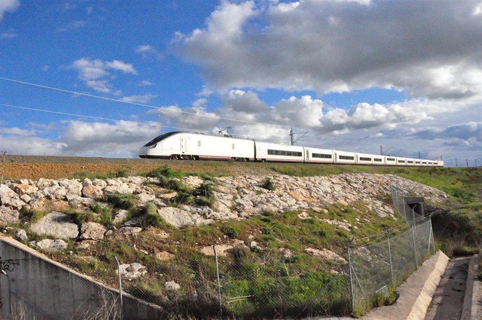 Archivo - Tren Talgo Avril