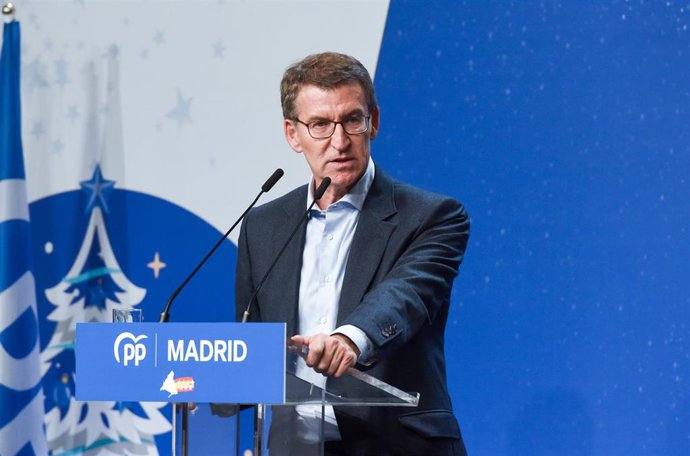 El presidente nacional del Partido Popular (PP), Alberto Núñez Feijóo, durante la cena de Navidad del PP madrileño, en el Pabellón Deportivo Municipal Antela Parada de  Alcobendas, a 12 de diciembre de 2022, en Alcobendas, Madrid (España). Es tradición 
