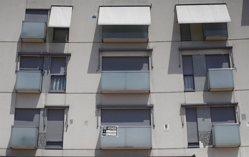 Archivo - Cartel de 'se vende' en el balcón de un piso