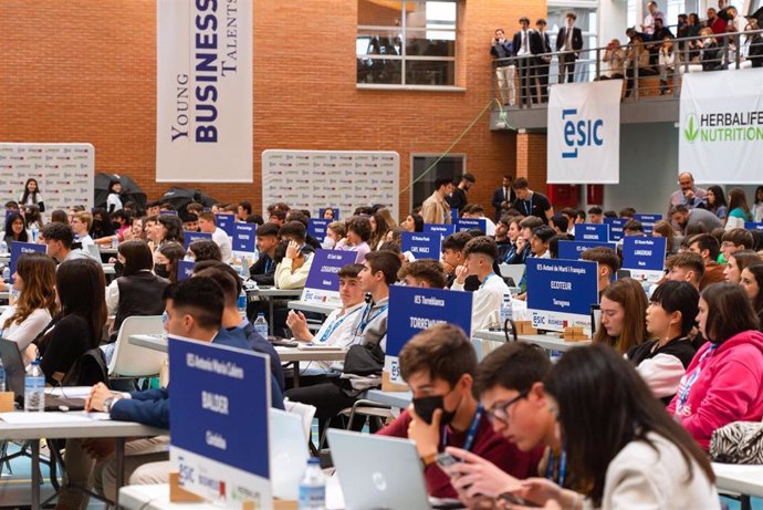 Archivo - Estudiantes concursan en el Young Business Talent.