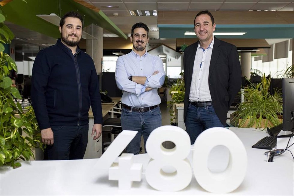 El director de Negocio de Cuatroochenta, Alfonso Martínez, , el consejero delegado de la firma, Alfredo R. Cebrián, y el consejero delegado de Conpas, Óscar Pásaro, en la oficina central de la compañía en Castellón tras la firma del acuerdo