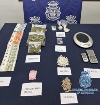 Dos detenidos, uno de ellos menor, tras desarticular un punto de venta de droga en una vivienda de Marbella (Málaga)