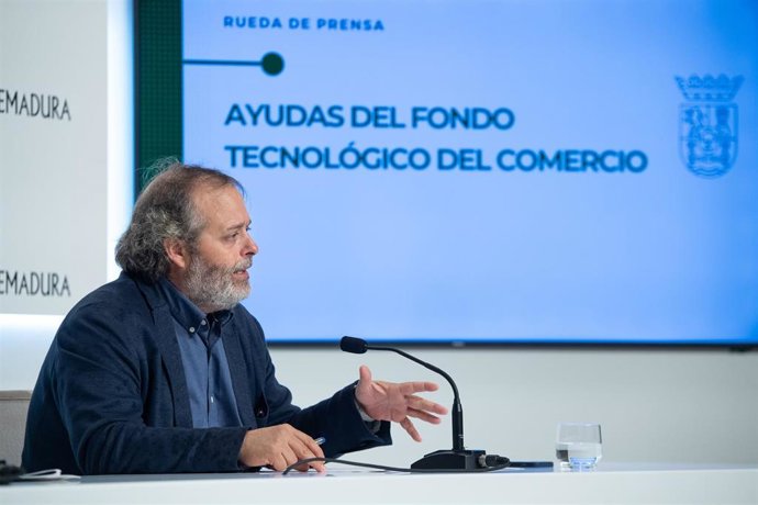 El consejero de Economía, Ciencia y Agenda Digital, Rafael España, ha presentado este martes las bases y la primera convocatoria de las ayudas para el Programa de Modernización del Comercio.