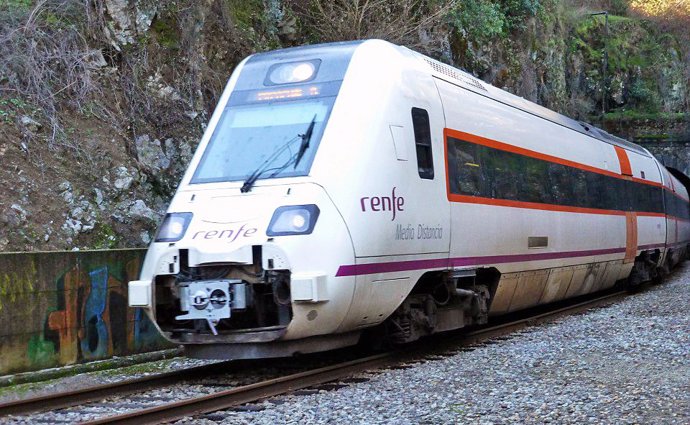 Archivo - Tren de Renfe de la línea Huelva-Zafra. 