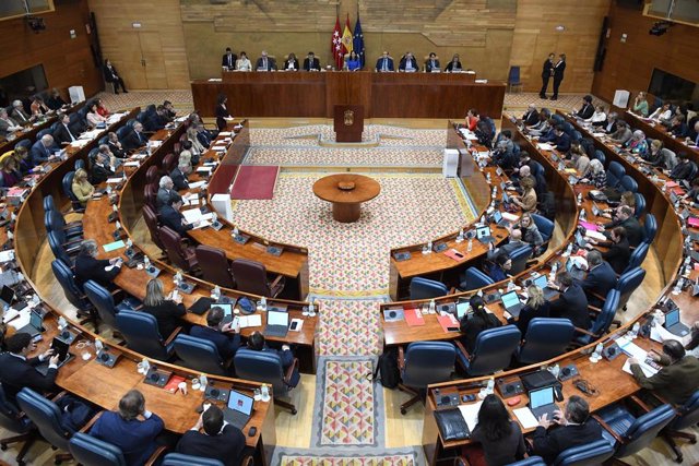 Hemiciclo de la Asamblea de Madrid durante una sesión plenaria, a 1 de diciembre de 2022, en Madrid (España). El Pleno de hoy de la Asamblea de Madrid lleva a debate las enmiendas a la totalidad de los partidos de izquierda (Más Madrid, PSOE y Unidas Pode