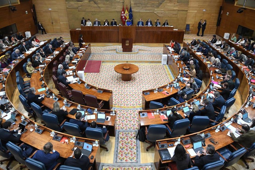 Hemiciclo de la Asamblea de Madrid durante una sesión plenaria, a 1 de diciembre de 2022, en Madrid (España). El Pleno de hoy de la Asamblea de Madrid lleva a debate las enmiendas a la totalidad de los partidos de izquierda (Más Madrid, PSOE y Unidas Po